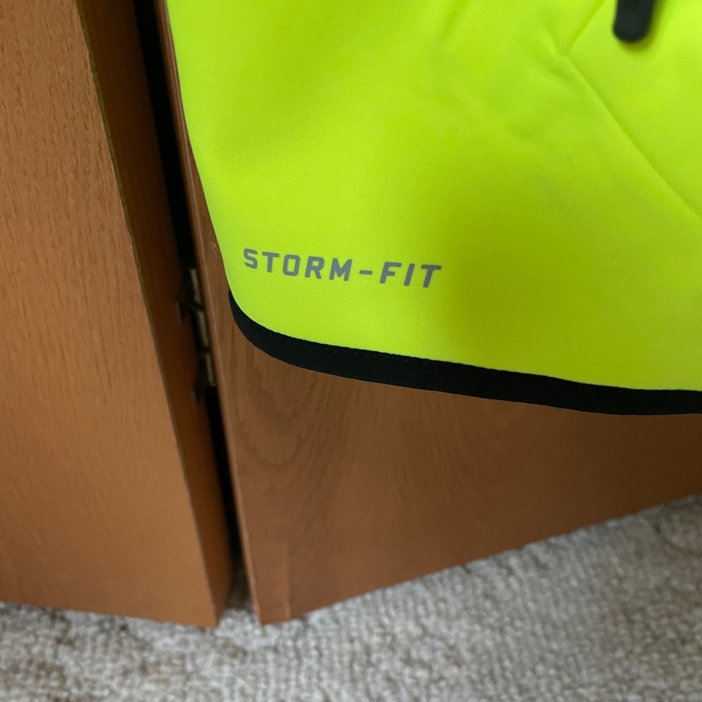 nike storm fit jacket size medium ladies  worn 3 times.  smoke free